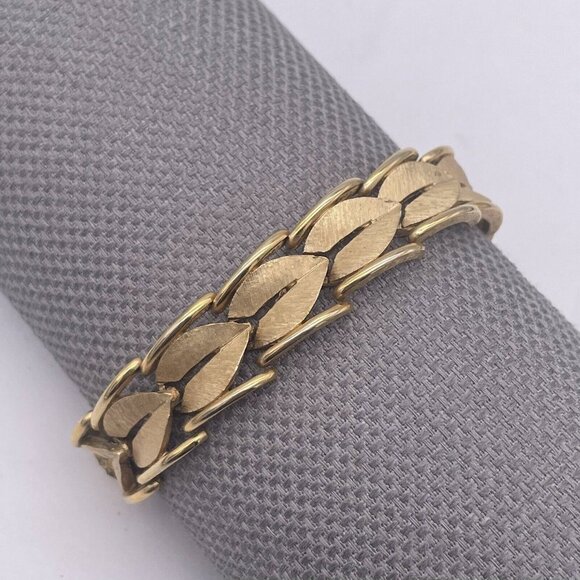 Vintage Trifari Leaf Link Cuff Bangle Bracelet Gold Tone 7" - Picture 4 of 7